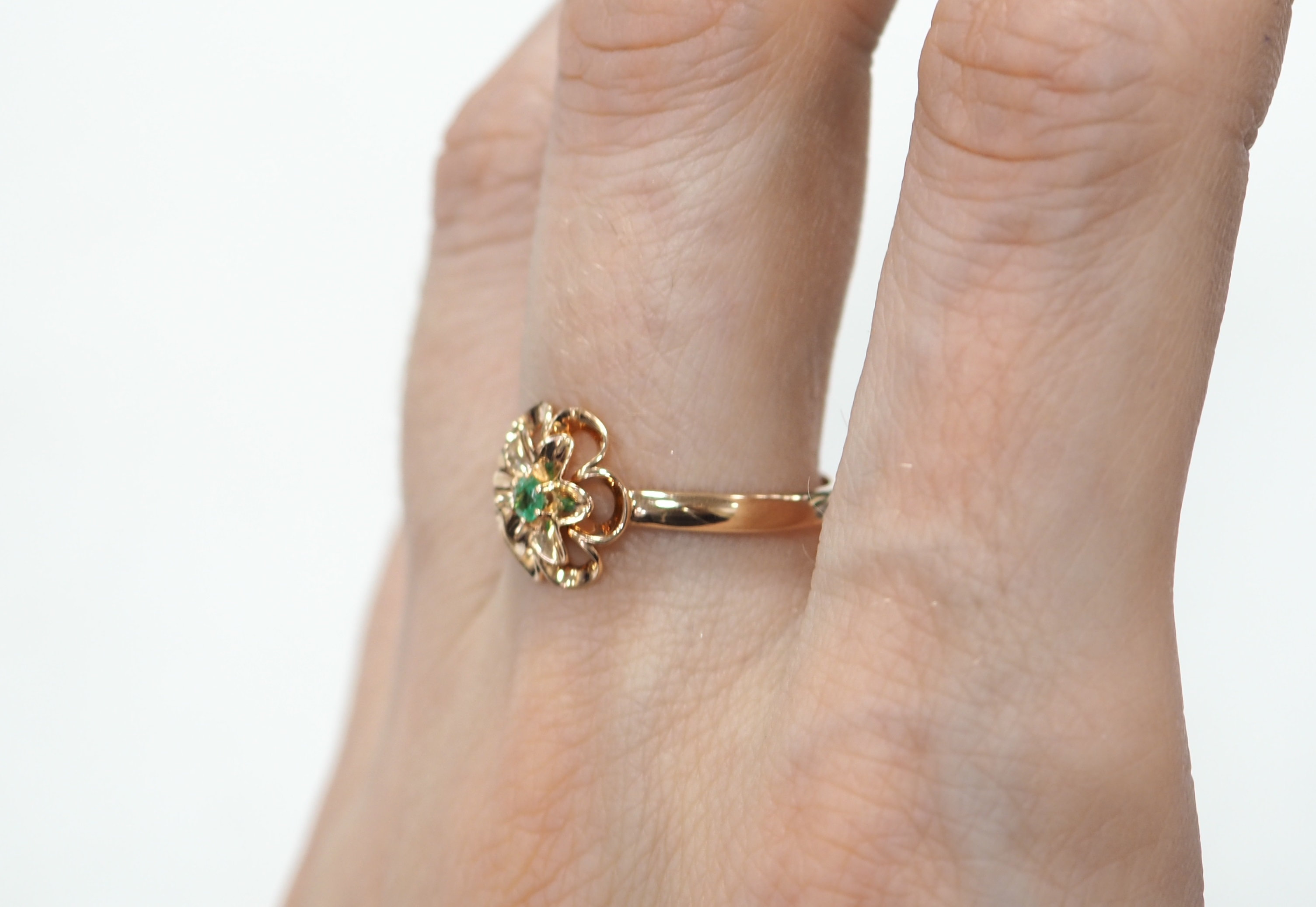 Кольцо из золота с изумрудом "Цветок"